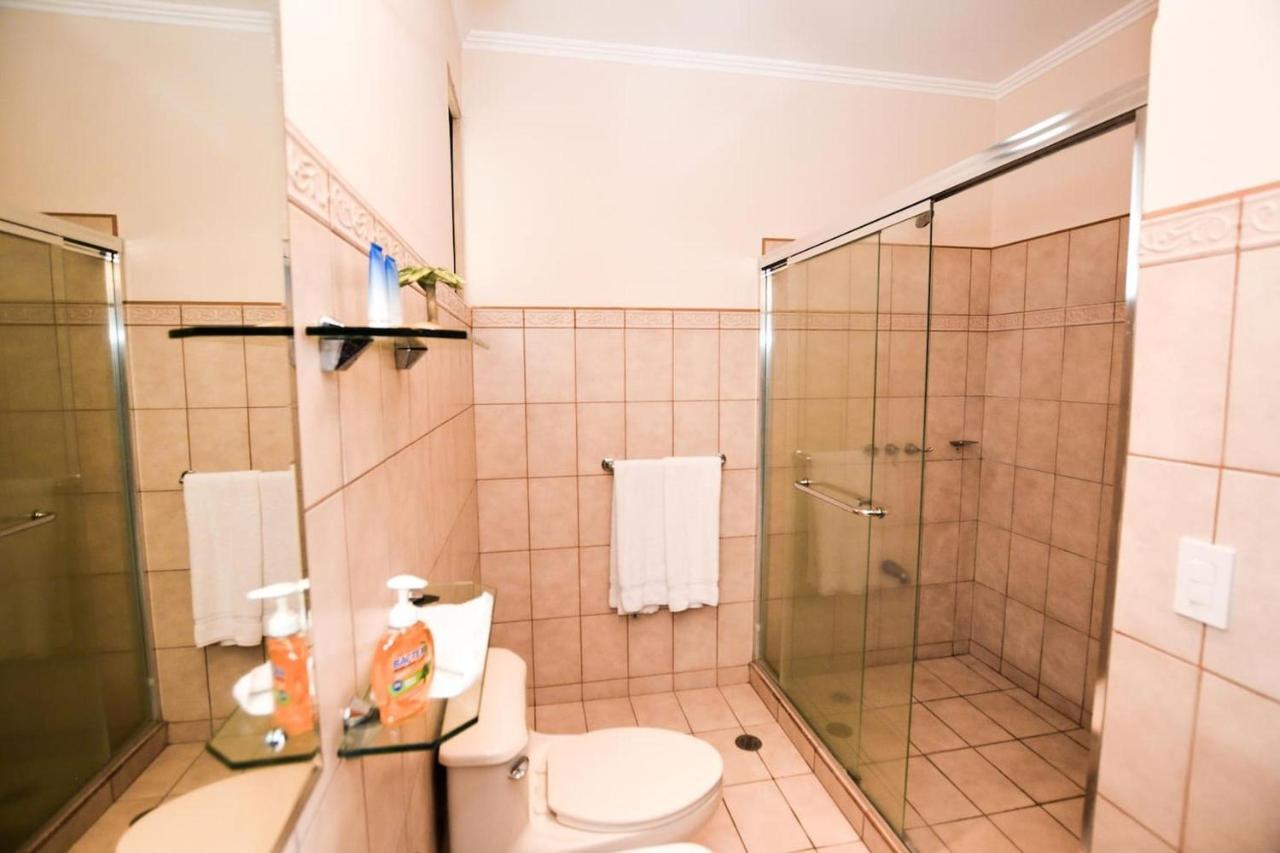 Exquisitely Decorated 5Th-Floor Aerie With Views Of Two Bays In Flamingo Villa Плая Фламинго Екстериор снимка