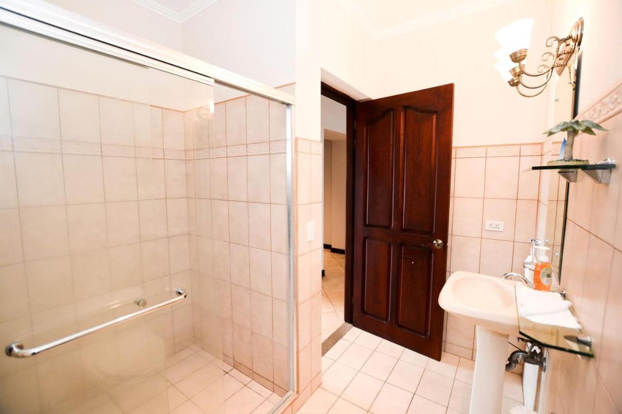 Exquisitely Decorated 5Th-Floor Aerie With Views Of Two Bays In Flamingo Villa Плая Фламинго Екстериор снимка